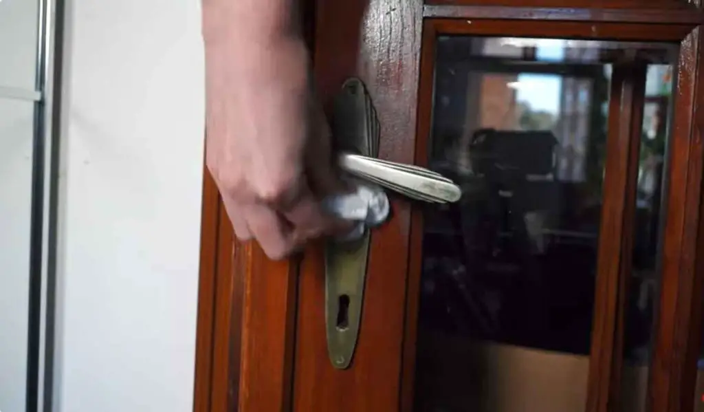 A Practical Guide on How to Clean Exterior Door Handle