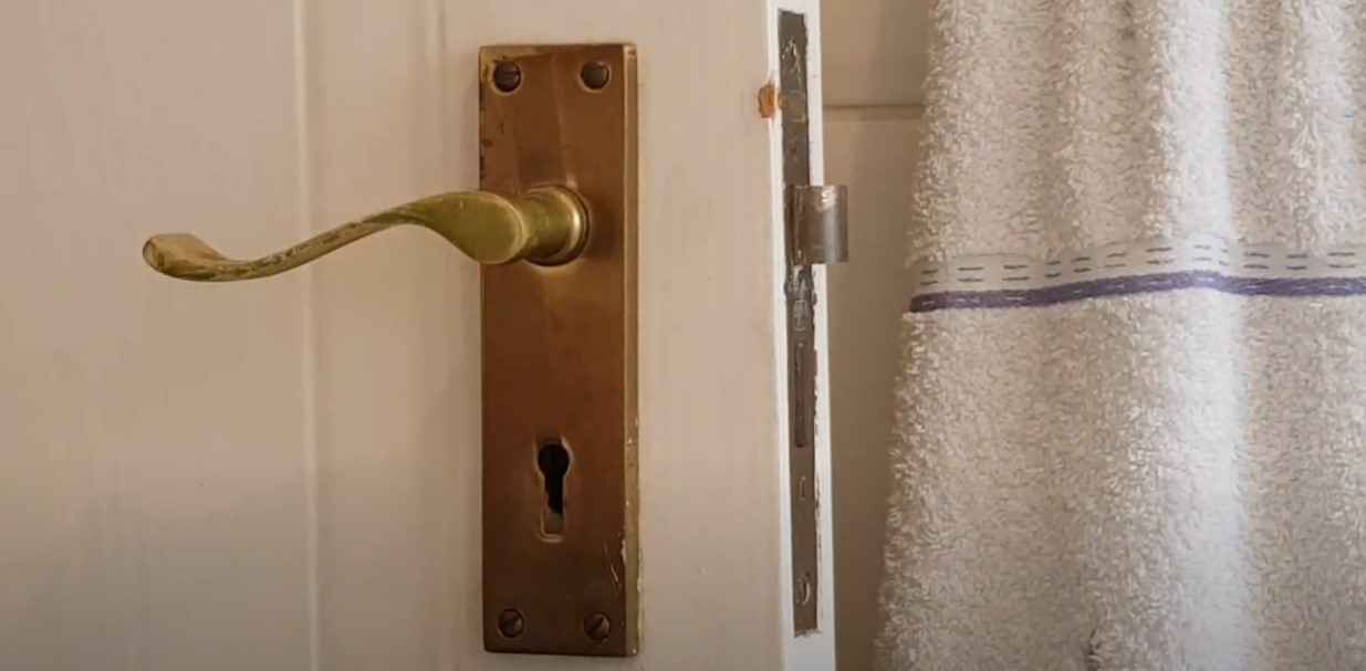 Cleaning Door Knobs And Hinges